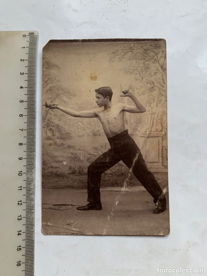 Fotograf&iacute;a antigua: FOTO. JOVEN PRACTICA EN SU CLASE DE ESGRIMA. FOT&Oacute;GRAFO?.
