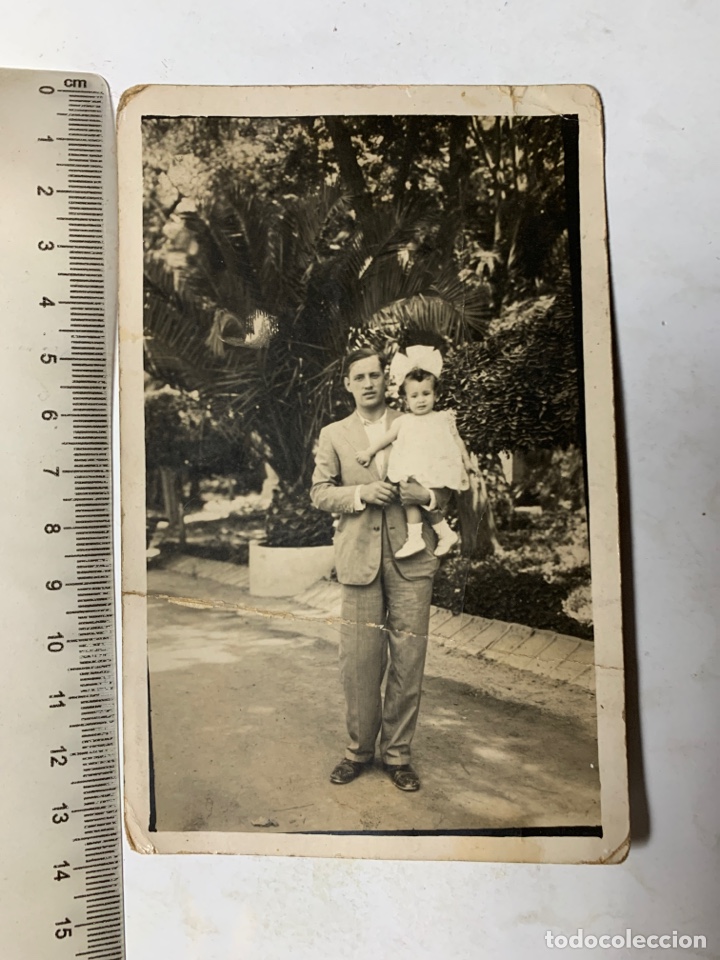 Fotografia antica: FOTO. JOVEN PADRE CON NI&Ntilde;A EN BRAZOS EN EL PARQUE. LOCALIDAD?. FOT&Oacute;GRAFO?.