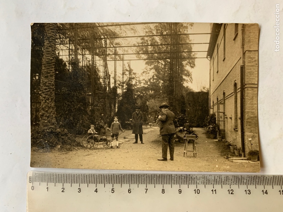 Fotografia antiga: FOTO. SE&Ntilde;ORES Y NI&Ntilde;OS CON SU CARROCOCHE EN EL HUERTO DE LA FINCA. FOT&Oacute;GRAFO?. A&Ntilde;O 1924.