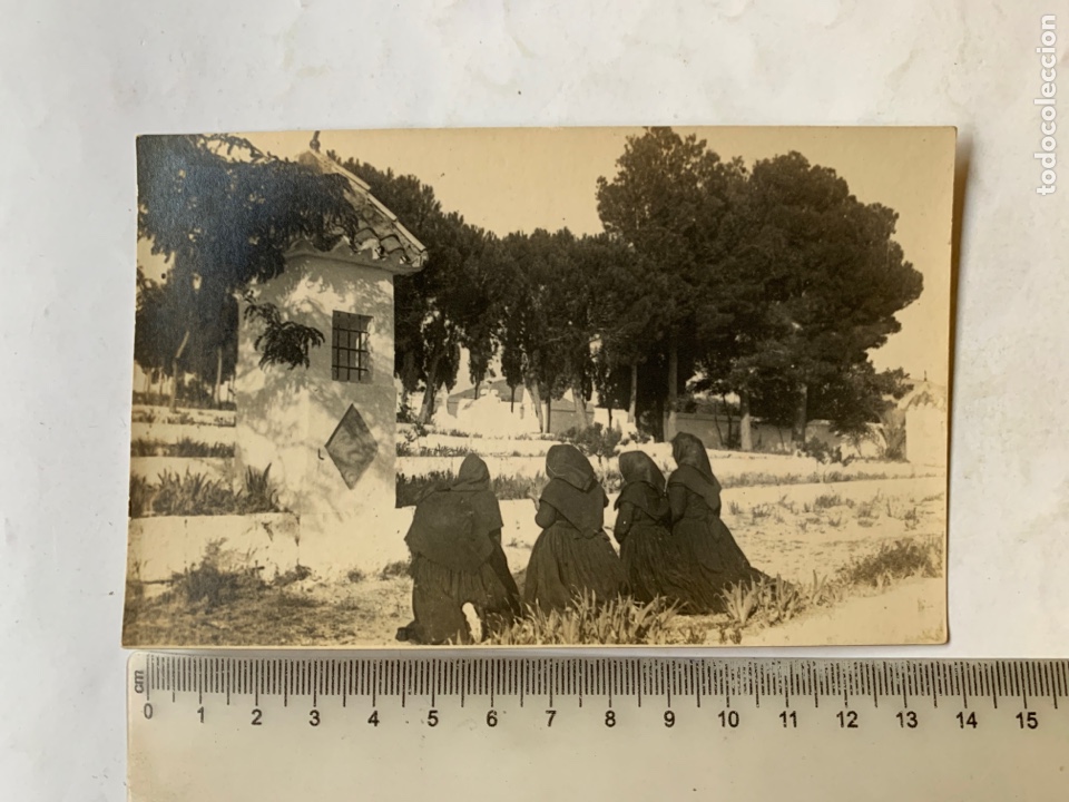 Fotograf&iacute;a antigua: FOTO. MUJERES REZAN EN EL CASILICIO DEL CALVARIO. LOCALIDAD?. FOT&Oacute;GRAFO?.