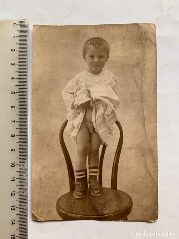 Fotograf&iacute;a antigua: FOTO. NI&Ntilde;O CON SU CAMIS&Oacute;N SIN ROPA INTERIOR ENSE&Ntilde;A EL PAJARITO. FOT&Oacute;GRAFO?.