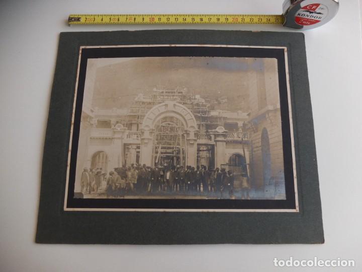 Fotograf&iacute;a antigua: Antigua foto de un edificio en construcci&oacute;n