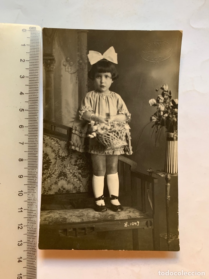 Fotografia antiga: FOTO. LA NI&Ntilde;A DEL LAZO Y CESTILLO DE FLORES. MATARREDONA, FOT. ALCOY.