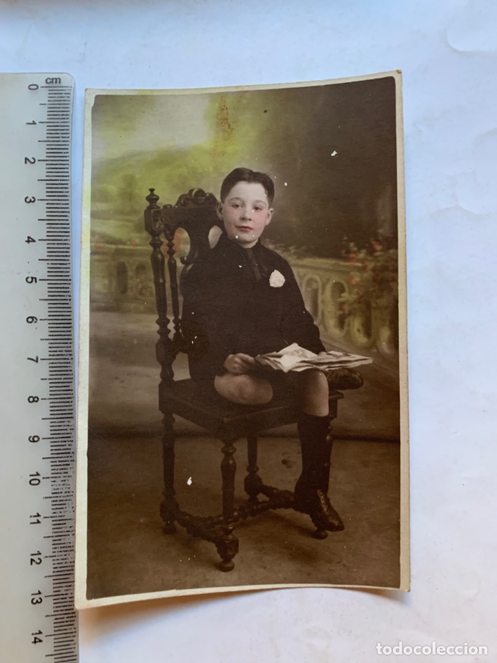 Fotografia antiga: FOTO. MUCHACHO LECTOR DE PRENSA. FOT&Oacute;GRAFO?. FECHA, 8 DIC. 192-.