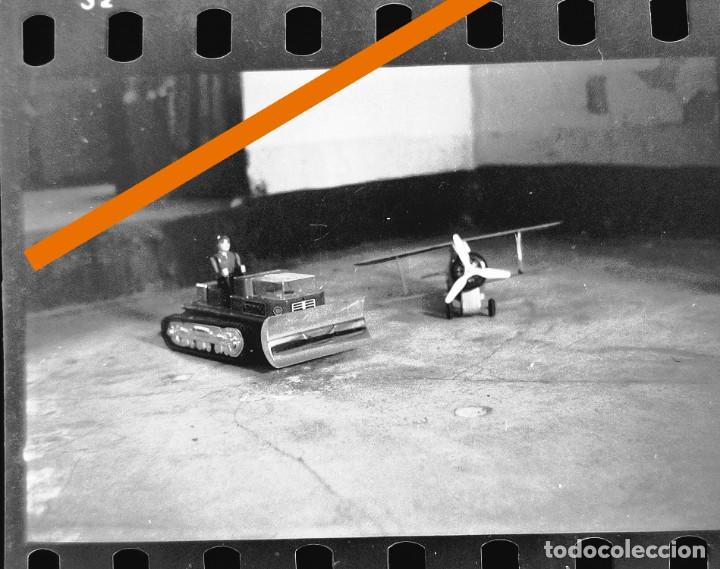 Antique Photography: Antiguo negativo o clich&eacute; de fotograf&iacute;a. juguete. Bulldozer. Avioneta. A&ntilde;os 50/60