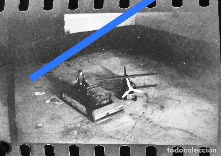 Photographie ancienne: Antiguo negativo o clich&eacute; de fotograf&iacute;a. juguete. Bulldozer. Avioneta. A&ntilde;os 50/60