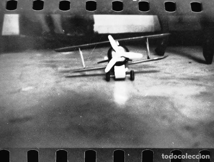 Antique Photography: Antiguo negativo o clich&eacute; de fotograf&iacute;a. juguete. Avioneta. A&ntilde;os 50/60