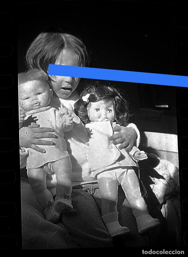 Photographie ancienne: Antiguo negativo o clich&eacute; de fotograf&iacute;a. Ni&ntilde;a con Mu&ntilde;eca. A&ntilde;os 50/60