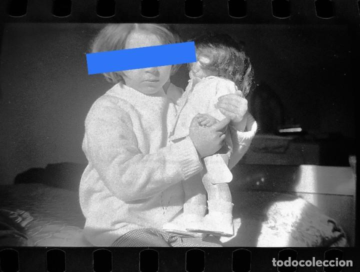 Fotografia antiga: Antiguo negativo o clich&eacute; de fotograf&iacute;a. Ni&ntilde;a con Mu&ntilde;eca. A&ntilde;os 50/60