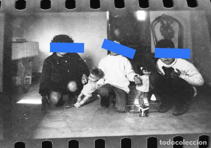 Photographie ancienne: Antiguo negativo o clich&eacute; de fotograf&iacute;a. Ni&ntilde;a con Mu&ntilde;eca Y ni&ntilde;o con Avioneta. A&ntilde;os 50/60