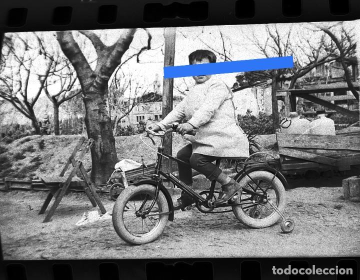 Fotograf&iacute;a antigua: Antiguo negativo o clich&eacute; de fotograf&iacute;a. Ni&ntilde;o con bicicleta. A&ntilde;os 50/60
