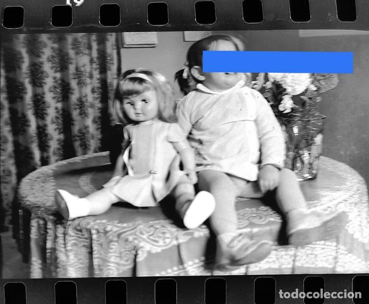 Photographie ancienne: Antiguo negativo o clich&eacute; de fotograf&iacute;a. Ni&ntilde;a con mu&ntilde;eca. A&ntilde;os 50/60