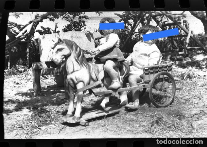 Fotograf&iacute;a antigua: Antiguo negativo o clich&eacute; de fotograf&iacute;a. Ni&ntilde;o y ni&ntilde;a con el caballito y el carro. A&ntilde;os 50/60.