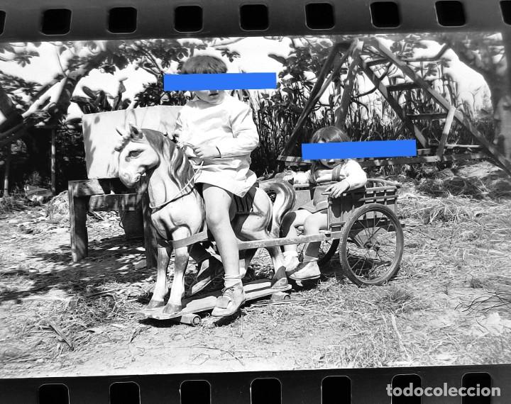 Photographie ancienne: Antiguo negativo o clich&eacute; de fotograf&iacute;a. Ni&ntilde;o y ni&ntilde;a con el caballito y el carro. A&ntilde;os 50/60.