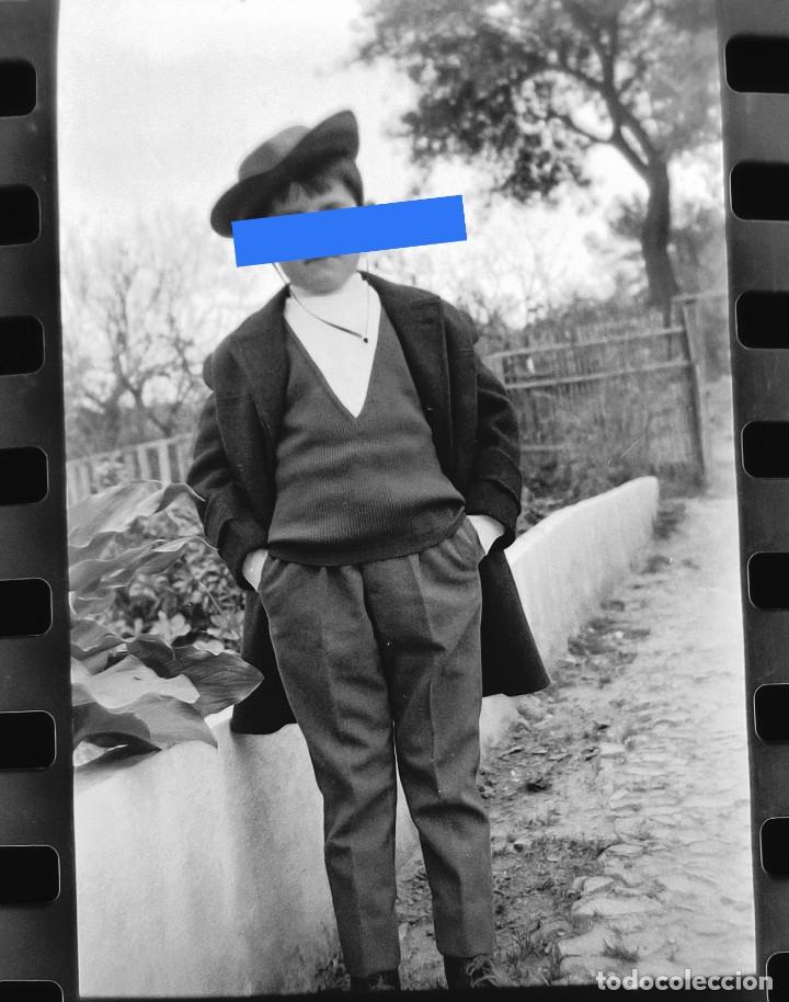 Photographie ancienne: Antiguo negativo o clich&eacute; de fotograf&iacute;a. ni&ntilde;o con sombrero de vaquero. A&ntilde;os 50/60