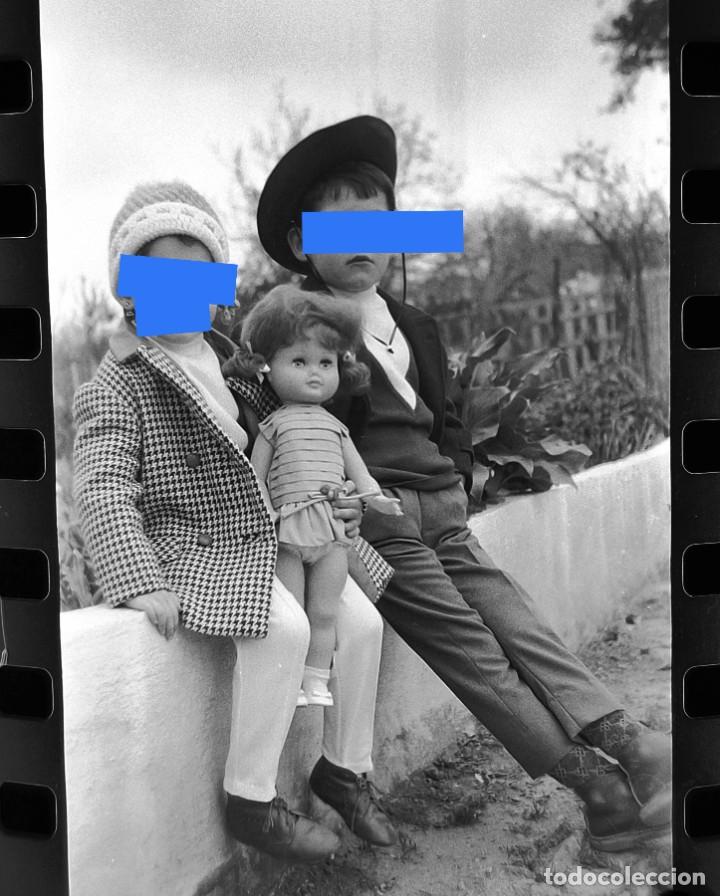 Antique Photography: Antiguo negativo o clich&eacute; de fotograf&iacute;a. Ni&ntilde;o y ni&ntilde;a con mu&ntilde;eca. A&ntilde;os 50/60