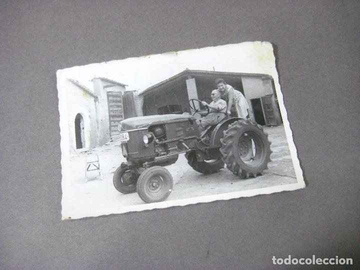 Fotograf&iacute;a antigua: FOTOGRAFIA DE LOS A&Ntilde;OS 60 DE UN TRACTOR DEUTZ D15