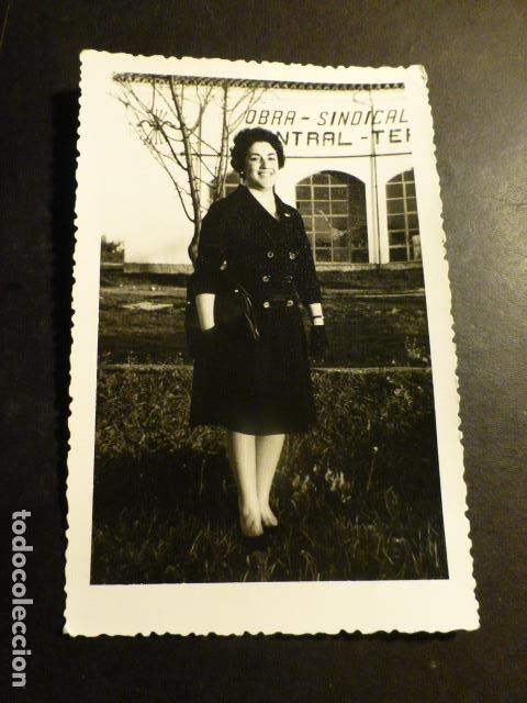 Fotograf&iacute;a antigua: DAIMIEL CIUDAD REAL MUJER JUNTO A CENTRAL TERMICA EMILIO GARCIA VELASCO FOTOGRAFO ANTIGUA FOTOGRAFIA