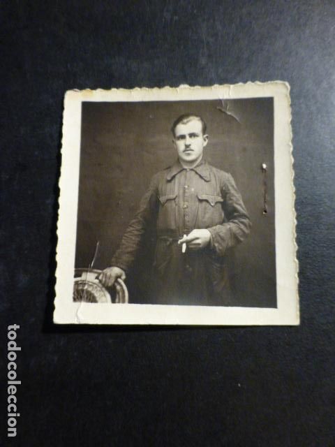 Fotograf&iacute;a antigua: RETRATO DE HOMBRE FUMANDO ANTIGUA FOTOGRAFIA 6 X 6 CMTS