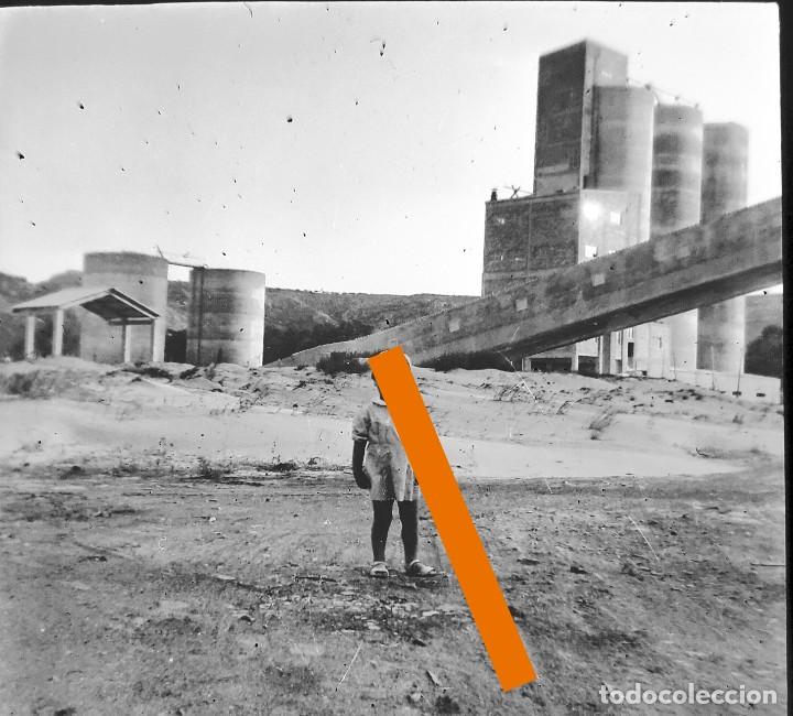 Photographie ancienne: Antiguo negativo o clich&eacute; de fotograf&iacute;a. Antigua F&aacute;brica de cementos. A&ntilde;os 50.