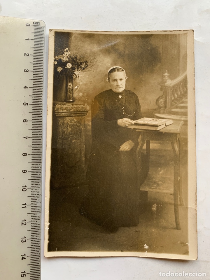 Fotografia antica: FOTO. ABUELA ORDENANDO EL &Aacute;LBUM DE FOTOS DE RECUERDOS FAMILIAR. FOT&Oacute;GRAFO?.