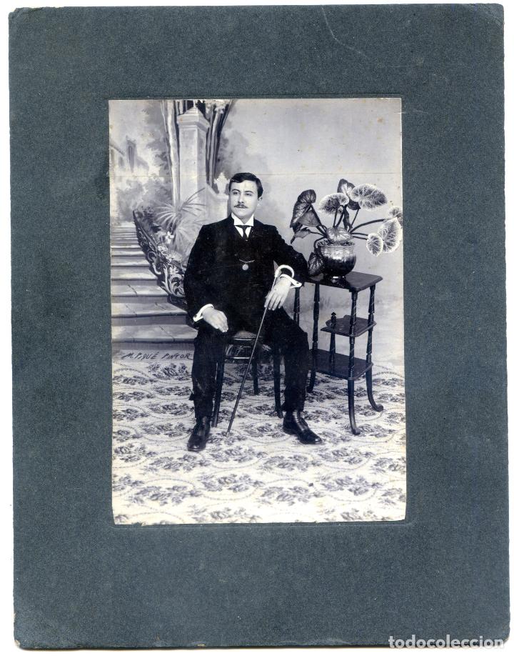 Fotograf&iacute;a antigua: Retrato de caballero no se indica el fot&oacute;grafo pero firma el pintor del tel&oacute;n forillo que hay detr&aacute;s