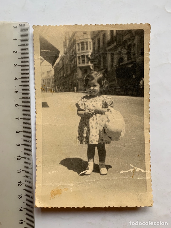 Fotograf&iacute;a antigua: FOTO. NI&Ntilde;A EN MEDIO DE AQUELLAS TRANQUILAS CALLES. FOT&Oacute;GRAFO?.
