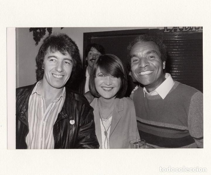 Fotograf&iacute;a antigua: ROLLING STONE BILL WYMAN WITH SANDIE SHAW AND KENNY LYNCH - FOTOGRAF&Iacute;A 13X20CM.