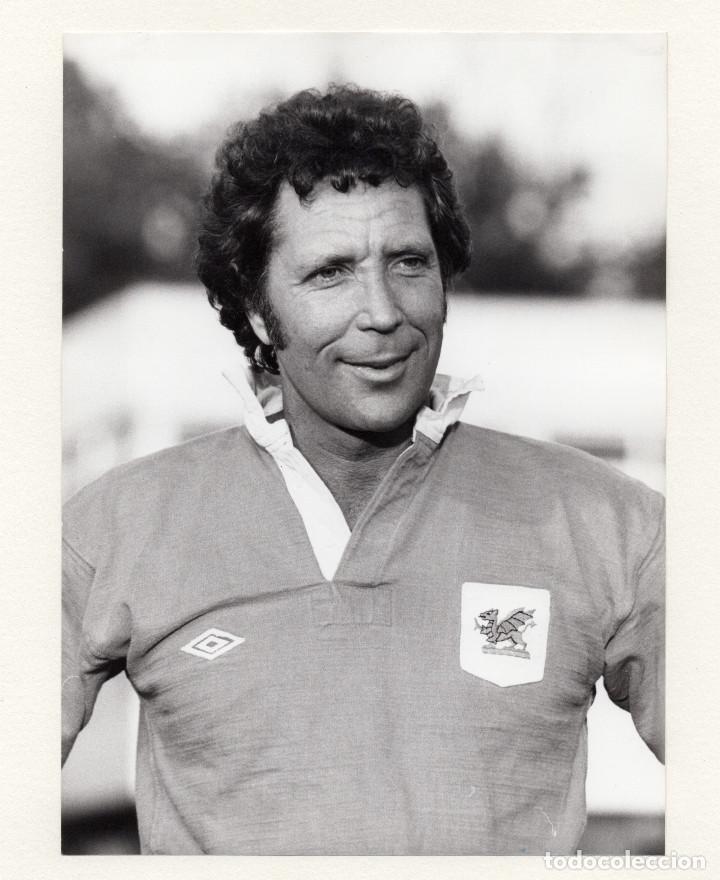 Fotograf&iacute;a antigua: TOM JONES - FOTOGRAF&Iacute;A 15X20,5 CM. VER REVERSO CON DATOS.