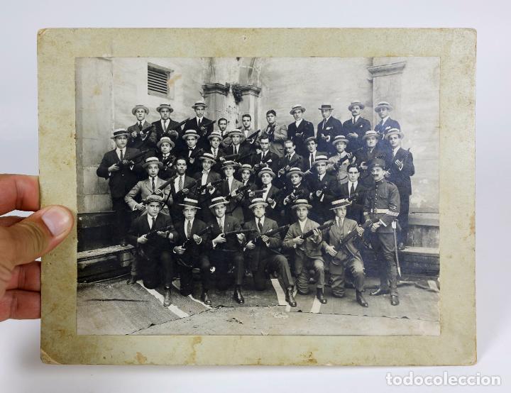 Antique Photography: GRUPO DE PERSONAJES ARMADOS, SOMATENT. CATALU&Ntilde;A 1915'S. FOTOGRAF&Iacute;A 21X27CM.