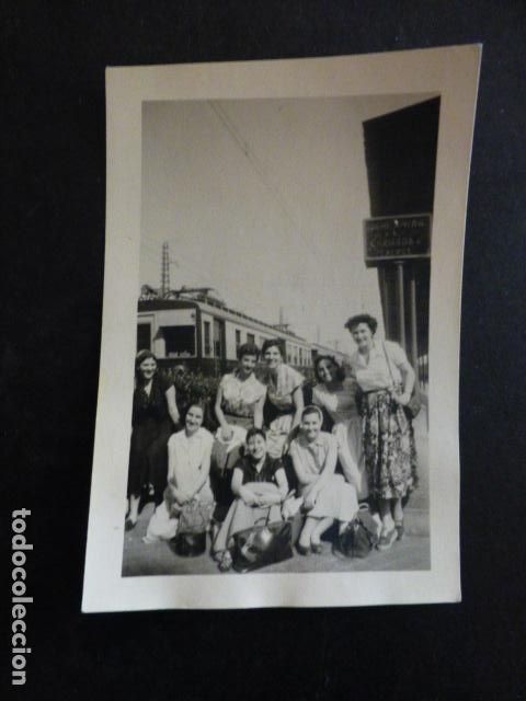 Fotograf&iacute;a antigua: ESTACION DE FERROCARRIL GRUPO DE MUJERES ANTIGUA FOTOGRAFIA 6,5 X 9,5 CMTS