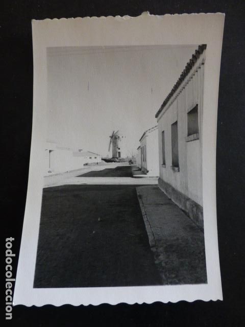 Fotograf&iacute;a antigua: CAMPO DE CRIPTANA CIUDAD REAL CALLE Y MOLINO DE VIENTO ANTIGUA FOTOGRAFIA 8 X 12 CMTS