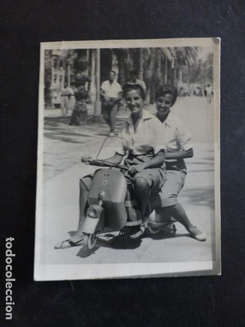Fotografia antica: MUJERES EN MOTOCICLETA DE JUGUETE ANTIGUA FOTOGRAFIA 8 X 6 CMTS