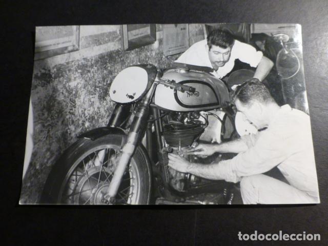 Fotografia antica: CORREDORES MOTO RODRIGUEZ PEDROLA Y REGAS CON MOTOCICLETA NORTON ANTIGUA FOTOGRAFIA 12 X 18 CMTS