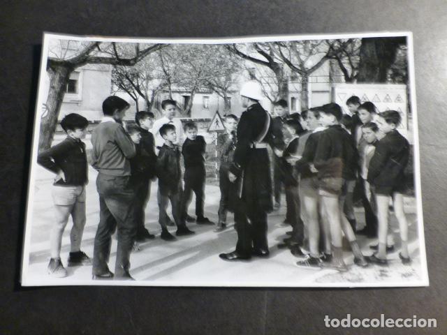 Fotografia antica: JAEN PARQUE INFANTIL DE TRAFICO CON POLICIA ANTIGUA FOTOGRAFIA 12 X 18 CMTS