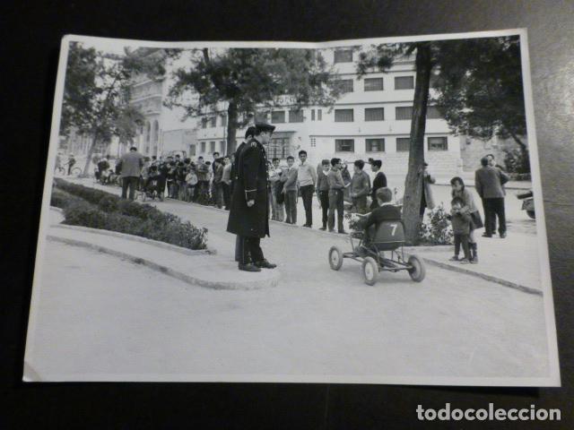 Fotografia antica: JAEN CAMPEONATO INFANTIL DE TRAFICO CON POLICIA ANTIGUA FOTOGRAFIA 12 X 18 CMTS