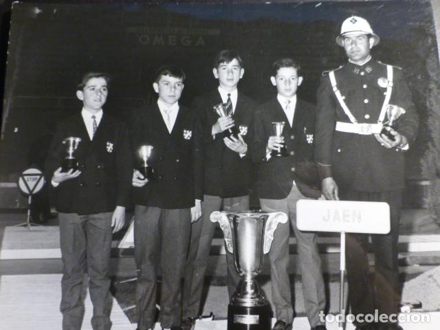 Fotograf&iacute;a antigua: JAEN CAMPEONATO PARQUE INFANTIL DE TRAFICO CON POLICIA ANTIGUA FOTOGRAFIA 23,5 X 18 CMTS