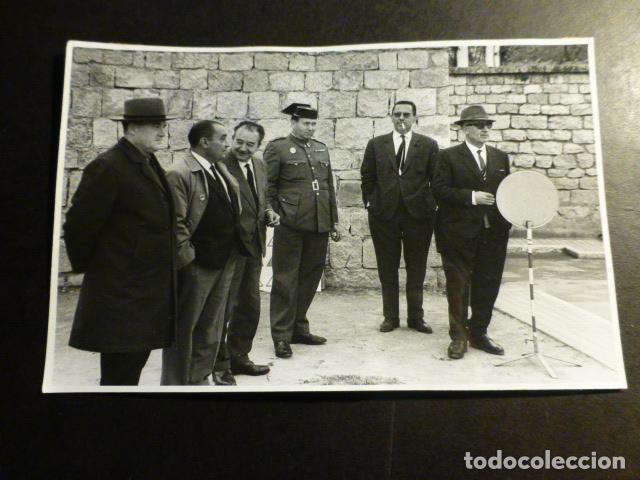 Fotografia antica: JAEN CAMPEONATO INFANTIL DE TRAFICO EL JURADO Y GUARDIA CIVIL ANTIGUA FOTOGRAFIA 12 X 18 CMTS
