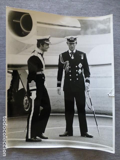 Fotograf&iacute;a antigua: PRINCIPE CARLOS DE INGLATERRA Y REY GUSTAV SUECIA JUNTO A TARMAC 1975 FOTOGRAFIA 20 X 26 CMTS