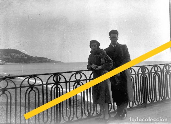 Fotografia antica: Antiguo negativo de fotograf&iacute;a. Cristal. Se&ntilde;ora y caballero. Paisaje mar&iacute;timo. Antigua.