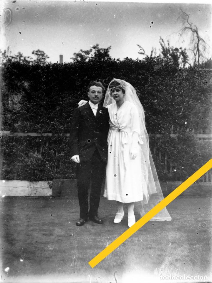 Alte Fotografie: Antiguo negativo de fotograf&iacute;a. Cristal. Caballero. Se&ntilde;orita con vestido de novia. Antigua.