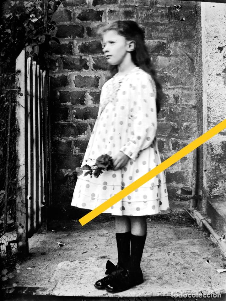 Fotograf&iacute;a antigua: Antiguo negativo de fotograf&iacute;a. Cristal. Ni&ntilde;a. Antigua.