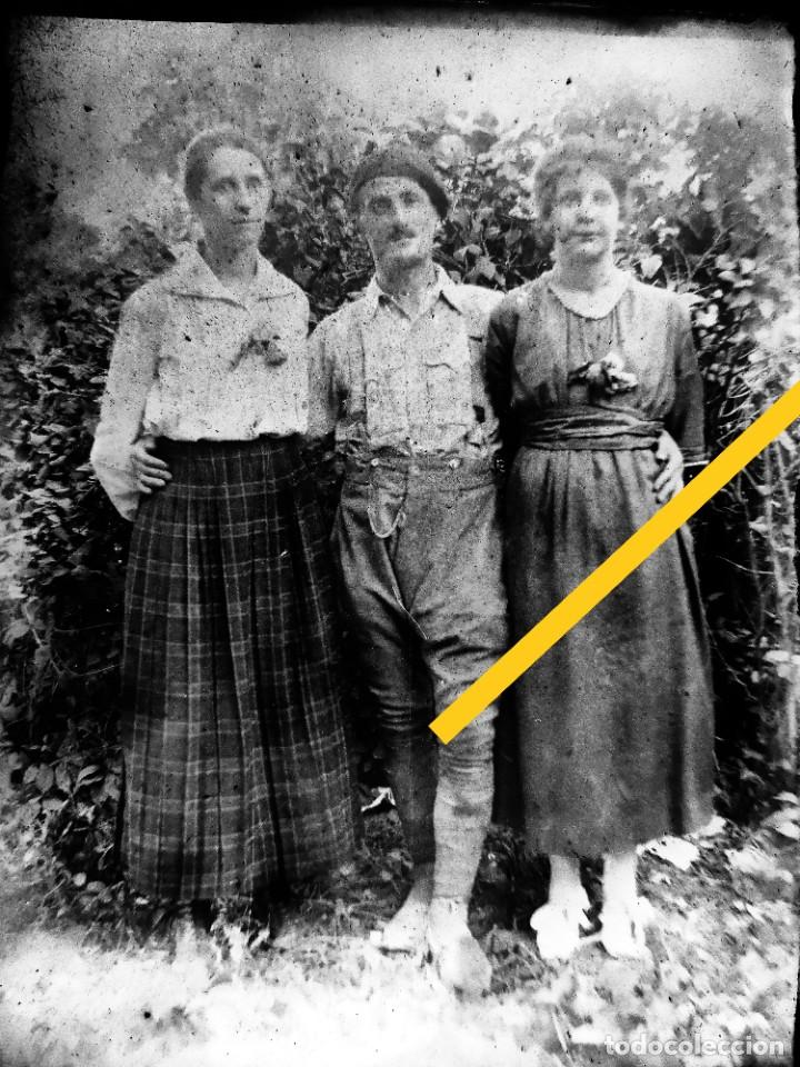 Photographie ancienne: Antiguo negativo de fotograf&iacute;a. Cristal. Caballero y se&ntilde;orita. Antigua.