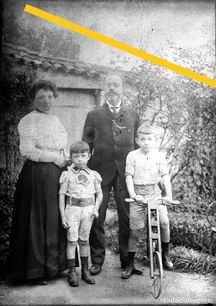 Fotografia antiga: Antiguo negativo de fotograf&iacute;a. Cristal. Familia. Ni&ntilde;o con juguete. Antigua.