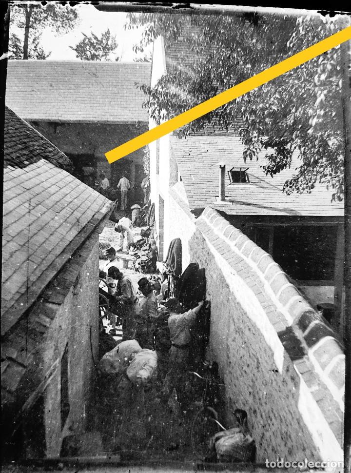 Fotografia antica: Antiguo negativo de fotograf&iacute;a. Cristal. Hombres en una f&aacute;brica. Antigua.