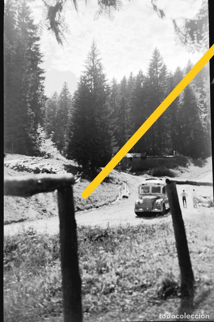 Fotografia antiga: Antiguo negativo o clich&eacute; de fotograf&iacute;a. Al fondo autob&uacute;s. A&ntilde;os 50
