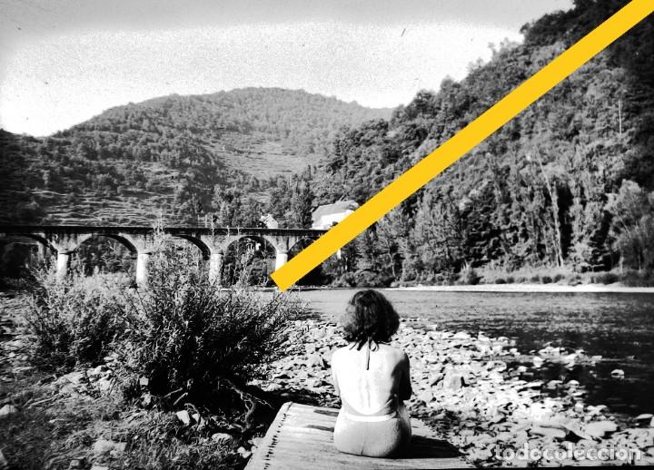 Fotograf&iacute;a antigua: Antiguo negativo o clich&eacute; de fotograf&iacute;a. Chica en ba&ntilde;ador. A&ntilde;os 50