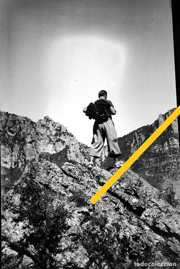 Fotografia antiga: Antiguo negativo o clich&eacute; de fotograf&iacute;a. Chico escalando monta&ntilde;a. A&ntilde;os 50