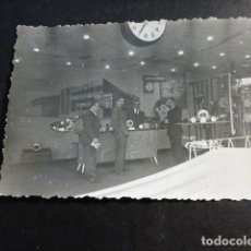 Fotografía antigua: MADRID FERIA DE RELOJERIAS EN CALLE ANTIGUA FOTOGRAFIA 7,5 X 10,5 CMTS. Lote 364105161