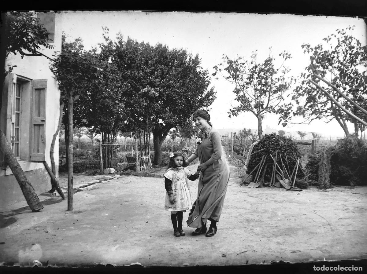 Fotografia antiga: Antiguo negativo de fotograf&iacute;a. Se&ntilde;ora y ni&ntilde;a. Antigua.